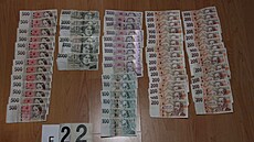 Kriminalisté zadr�eli drogy a peníze gangu, který p�sobil na Olomoucku a...