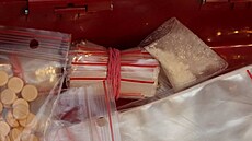 Kriminalisté zadr�eli drogy a peníze gangu, který p�sobil na Olomoucku a...