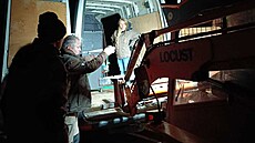 Vykládání bedny s konopi��ským medv�dem Jirkou v Zoo Ostrava