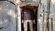 Vykládání bedny s konopi��ským medv�dem Jirkou v Zoo Ostrava