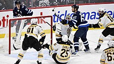 Závar ped bostonskou brankou v utkání s Winnipegem.