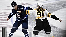Bitka mezi Nikitou Zadorovem z Bostonu a Adamem Lowrym z Winnipegu.