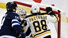 Bostonský David Pastr�ák se tla�í do brány v utkání s Winnipegem.