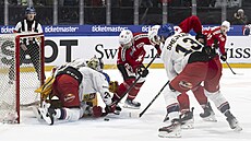 Závar ped eským brankáem imonem Zajíkem v utkání se výcarskem.