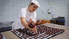 Do cukroví je poteba dát marmeládu. 