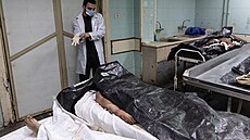 Lidé pátrající po poh�e�ovaných �lenech rodiny se shroma��ují v nemocnici Al...