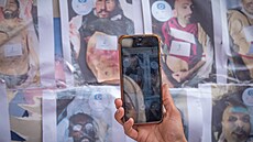 Lidé pátrající po poh�e�ovaných �lenech rodiny se shroma��ují v nemocnici Al...