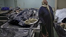 Lidé pátrající po poh�e�ovaných �lenech své rodiny se shroma��ují v nemocnici...