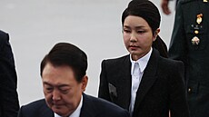 Jihokorejský prezident Jun Sok-jol v doprovodu manelky Kim Keon-hee. (1. íjna...
