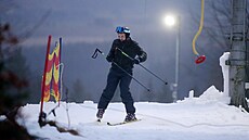 Vlek na �e�ínku u� jede. A v pond�lí po setm�ní se na um�le zasn�ené sjezdovce...