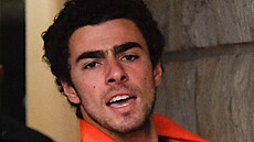 Luigi Mangione b�hem p�evozu k soudu (10. prosince 2024)