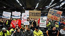 Zam�stnanci Fordu protestující proti propou�t�ní p�i náv�t�v� n�meckého...