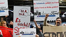 Zam�stnanci Fordu protestující proti propou�t�ní p�i náv�t�v� n�meckého...