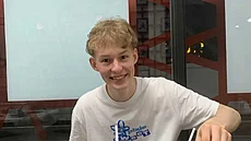 Devatenáctiletý Max z Ostravy onemocn�l agresivním nádorem mozku krátce po...