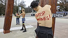 �Stop minám!� �lenky Femen protestují pod památníkem �Zlomená �idle� na nám�stí...