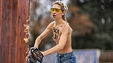 �lenka Femen dr�ící motorovou pilu protestuje pod památníkem �Zlomená �idle� na...