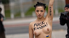 �lenka Femen dr�ící pilu protestuje pod památníkem �Zlomená �idle� na nám�stí...