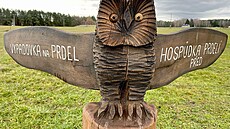 Svérázný rozcestník ve tvaru d�ev�né sovy ve Vitorazsku