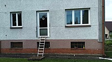 D�m, kde Artur bydlí, není bezbariérový. Rodi�e jej proto musí nosit po �eb�íku.