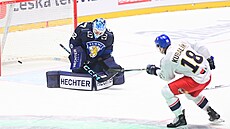 eský útoník Dominik Kubalík (18) z brejku pekonává finského gólmana Emila...