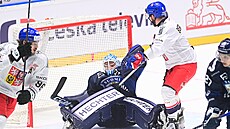 Na finského branká�e Emila Larmiho vyvíjí tlak �eský úto�ník Ond�ej Beránek.