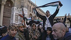 Desítky tisíc Sy�an� slaví první pátek muslimských modliteb od pádu Asada. (13....