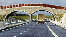 �idi�i u� p�es m�síc vyu�ívají 32 kilometr� dlouhý úsek nové dálnice D4. 