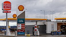 Premiér Petr Fiala spolu s ministrem dopravy Martinem Kupkou a jeho p�edch�dcem...