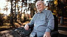 Herec, moderátor a recitátor Alfred Strejek je u sedm let na vozíku, ale...