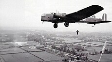 Výsadkái Pernický a Musil byli chybou navigátora vysazeni u Libenic nedaleko...