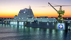 Torpédoborec USS Zumwalt je po �trnácti m�sících strávených v suchám doku...