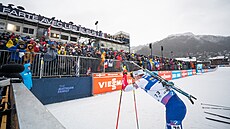 Mikulá� Karlík se rozdýchává v cílovém prostoru sprintu p�ed vyprodanou...