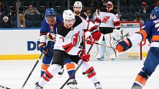 Slovenský obránce �imon Nemec v akci proti New York Islanders.