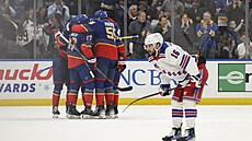 Hokejisté St. Louis se radují z gólu proti New York Rangers.