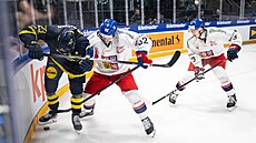 Michael paek v souboji s Lucasem Wallmarkem, za nimi stojí Ronald Knot.