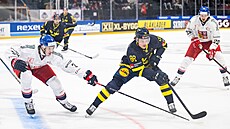 Malte Strömwall se snaí protáhnout kolem Ronalda Knota.