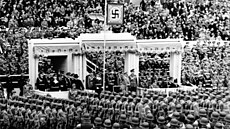 Nacistický v�dce Adolf Hitler �e�ní pod svým osobním praporem na p�ehlídce...