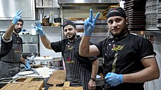 Sy�ané z berlínské restauraci oslavují pád re�imu syrského prezidenta Ba�ára...