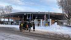 Lidé ekají u pohraniního stanovit v estonském mst Narva, aby mohli do...