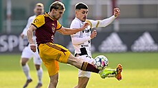 David Ludví�ek z Dukly a �t�pán Harazim z Hradce Králové ve vzájemném souboji.