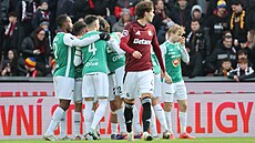 Jablone�tí fotbalisté se radují ze vst�eleného gólu v utkání na Spart�.