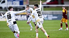 Hradecký �t�pán Harazim (vpravo) oslavuje sv�j gól na p�d� Dukly.