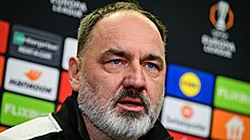 Slávistický trenér Jind�ich Trpi�ovský odpovídá na tiskové konferenci p�ed...