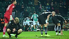 Fotbalisté Bohemians se radují z pozdního vyrovnání v domácím utkání proti...