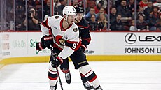 Josh Norris z Ottawy vede puk, zezadu ho stíhá Martin Ne�as z Caroliny.