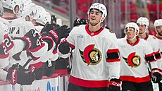 Shane Pinto z Ottawy slaví sv�j gól v utkání proti Carolin�.