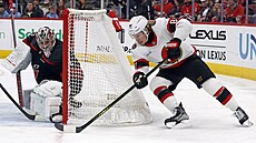 Adam Gaudette z Ottawy se sna�í o rychlé zakon�ení zpoza branky b�hem utkání...