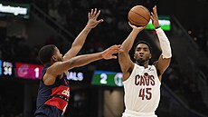 Donovan Mitchell z Clevelandu zakonuje bhem utkání proti Washingtonu.