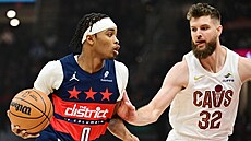 Bilal Coulibaly (vlevo) z Washingtonu postupuje s balonem, ze strany ho brání...