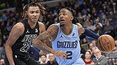 Ja Morant z Memphisu (vpravo) obchází Noaha Clowneyho z Brooklynu.